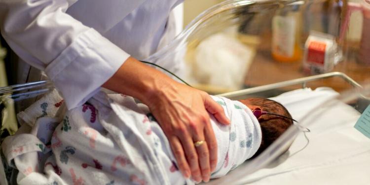 Neonato trovato in un sacchetto in strada a Cinisello Balsamo: è in codice rosso al Niguarda