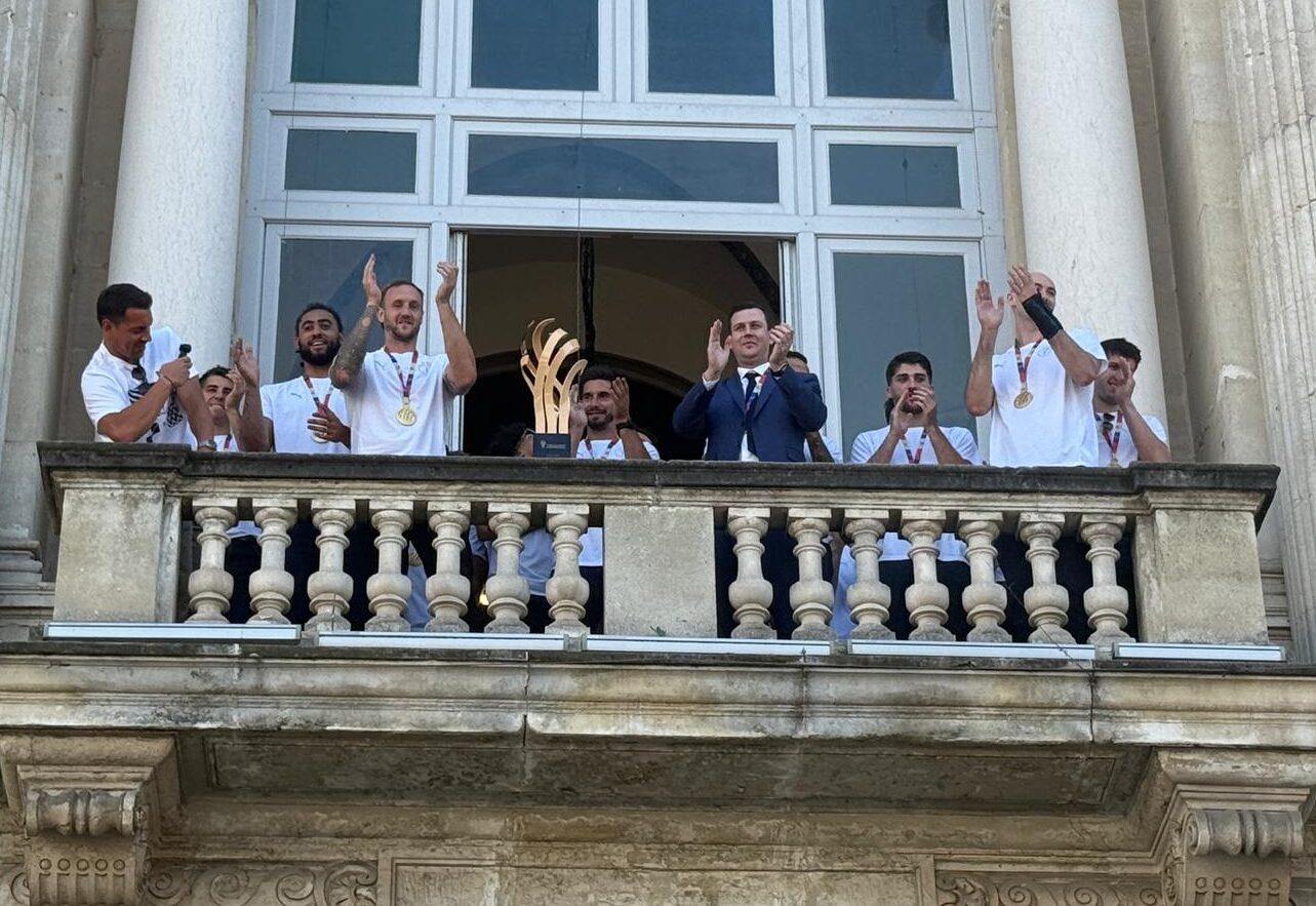 Les bras levés face aux supporters : Le MHB offre sa 15e Coupe de France depuis le balcon de l’Opéra
