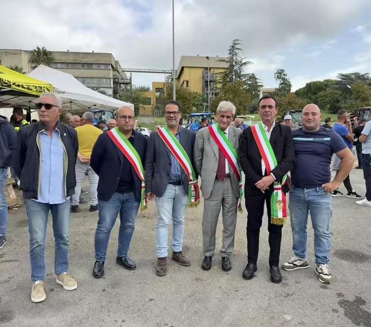 🚜 𝐈𝐥 𝐭𝐞𝐫𝐫𝐢𝐭𝐨𝐫𝐢𝐨 𝐮𝐧𝐢𝐭𝐨 𝐜𝐨𝐧𝐭𝐫𝐨 𝐢𝐥 𝐜𝐚𝐫𝐨 𝐯𝐢𝐭𝐚 𝐞 𝐜𝐚𝐫𝐨 𝐜𝐚𝐫𝐛𝐮𝐫𝐚𝐧𝐭𝐞  Ieri matti...