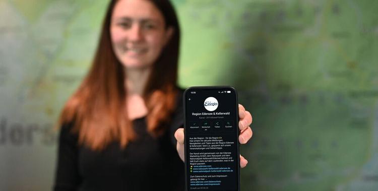  Mädchen mit einem Smartphone in der Hand