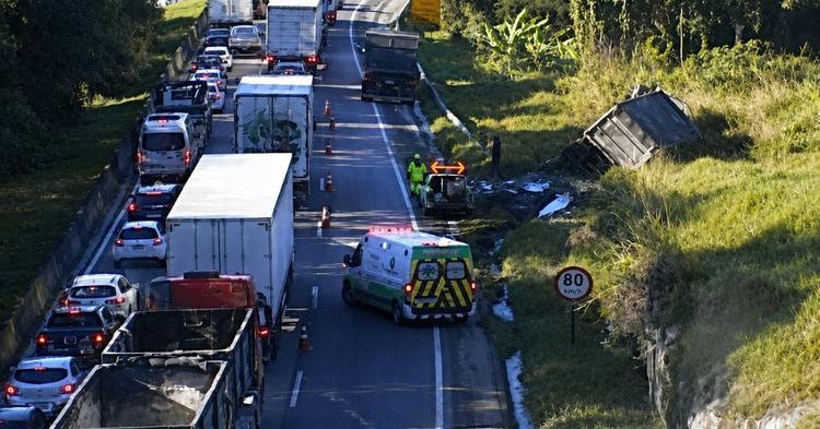 Carreta tomba fora da pista e deixa trânsito lento na BR-101 em Itapema