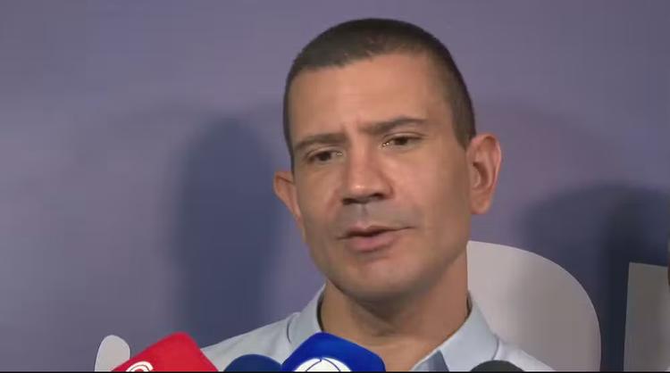 Douglas Ruas vota em São Gonçalo, Região Metropolitana do RJ