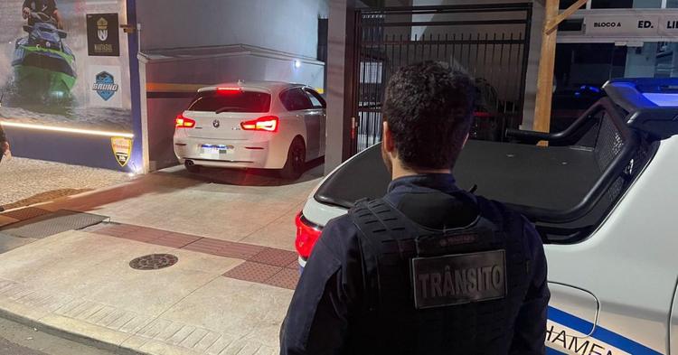 Motorista de BMW sem CNH foge de abordagem, avança sinais vermelhos e é levado à delegacia em BC