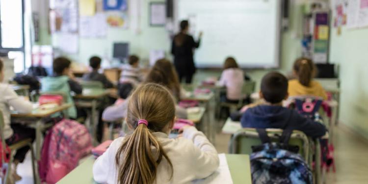 Palpeggiava le sue alunne, arrestato un maestro in una scuola primaria di Oria