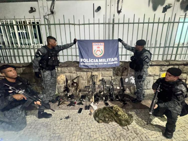 Perseguição e troca de tiros na Avenida Brasil deixa cinco mortos, entre eles um policial militar