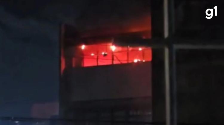Incêndio atinge prédio de escola histórica de Porto Alegre
