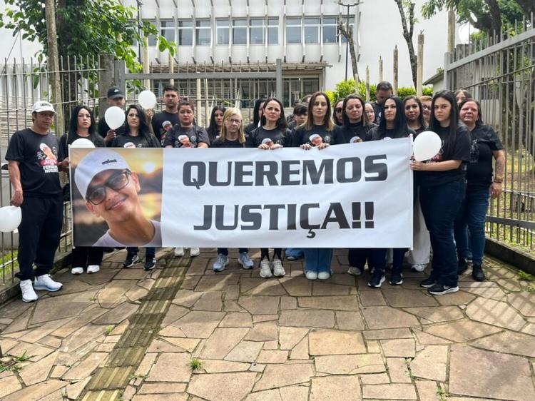 Protesto em frente ao Fórum marca 40 dias da morte de jovem em Palmeira das Missões