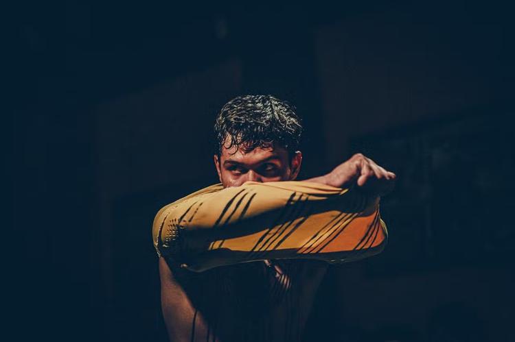 'A crise ambiental também é uma crise de imaginação': ator indígena Yumo Apurinã apresenta peça inspirada em Ailton Krenak em Belém