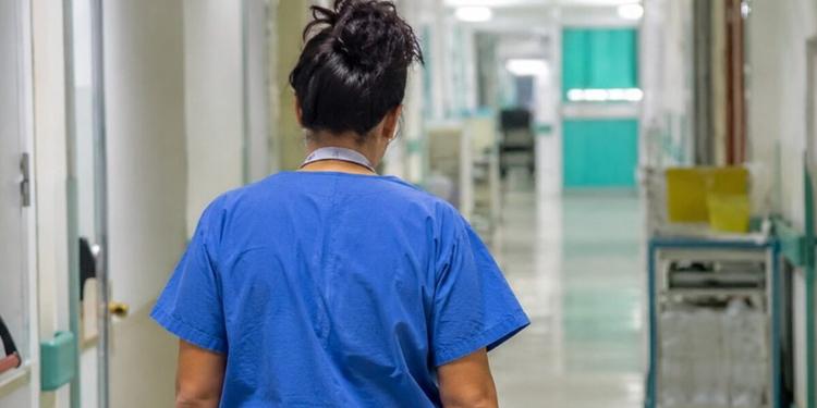 Bimbo di 3 anni rischia di annegare in mare, infermiera fuori servizio gli salva la vita