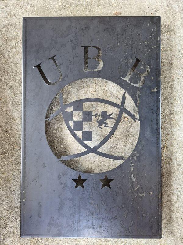 Façade de brasero en acier découpée au logo de l'UBB