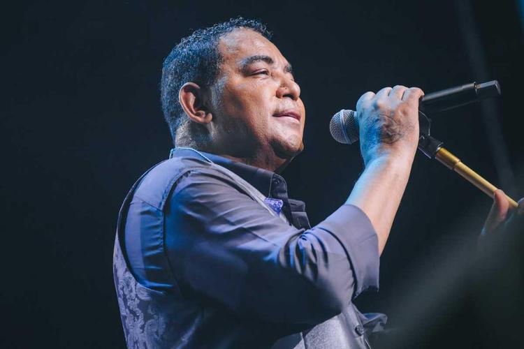 Raça Negra lota Espaço Unimed e celebra o amor em noite histórica de sucessos