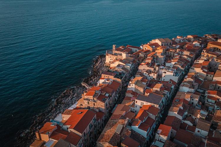 Cefalù dall’alto rivela tutta la sua armonia: il borgo, il mare e una bellezza che sembra disegnata. #visitcefalu