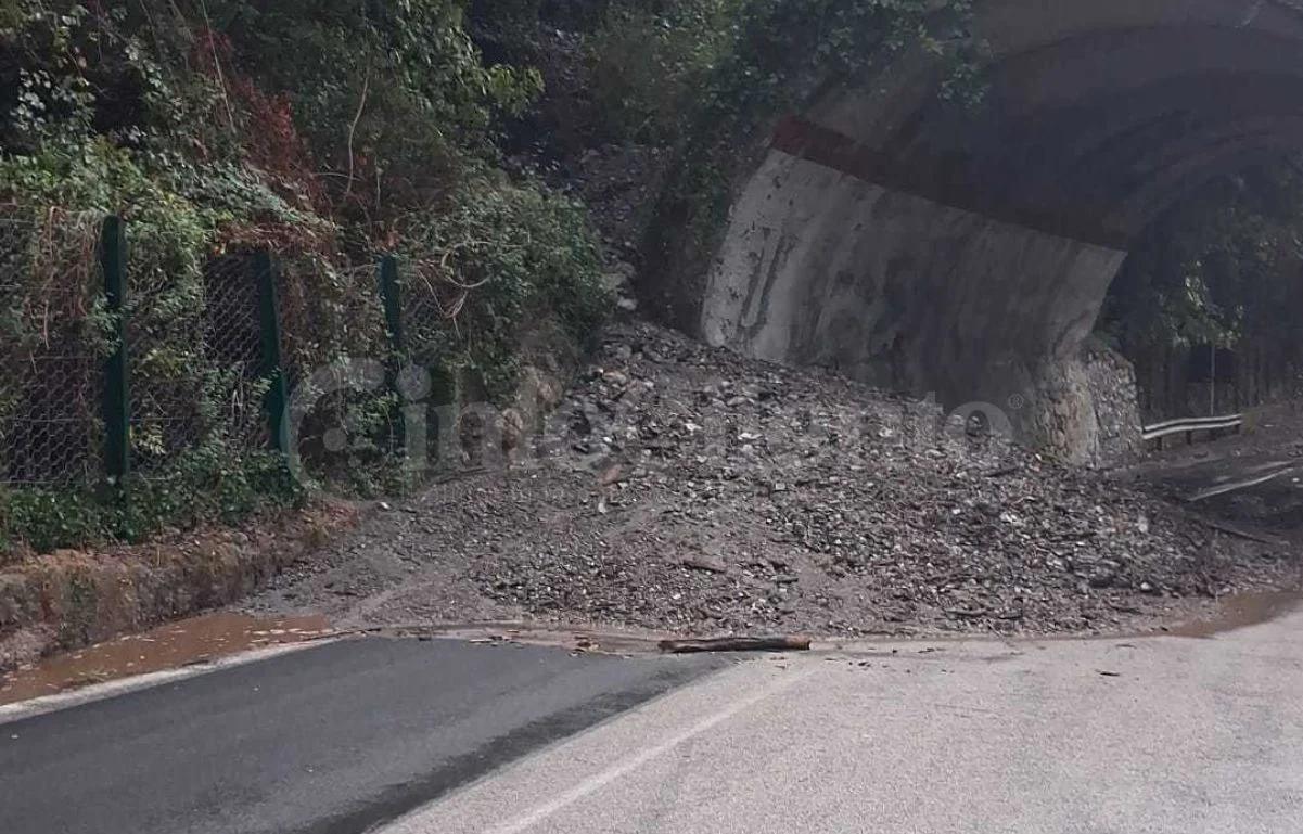Maltempo nel Cilento: frana sulla Mingardina, traffico interrotto