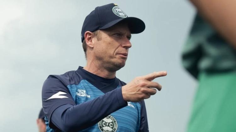 Seabra começa a comandar Coritiba