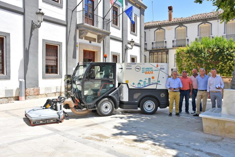 El Ayuntamiento de Baza suma una nueva barredora con campana de fregado a la limpieza viaria de la ciudad