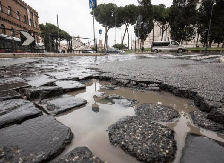 Danni da buche stradali: ecco come e quando chiedere il risarcimento per le riparazioni all'auto