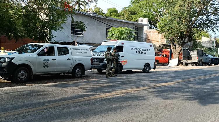 ¡Los estaban cazando! Matan a un hombre y balean a mujer frente a hotel en Amacuzac