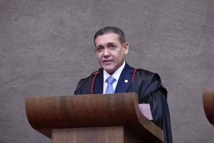 TSE deve referendar decisão sobre suspensão de pesquisa que mostra queda de Flávio Bolsonaro