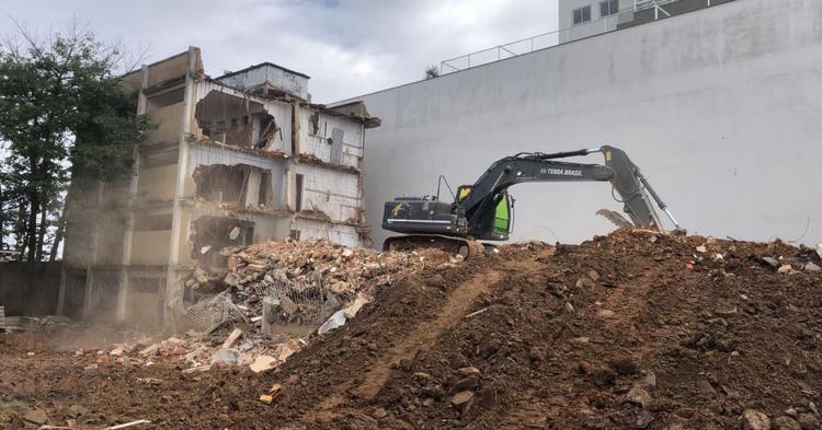Prédio evacuado às pressas após afundamento é totalmente demolido em Itajaí