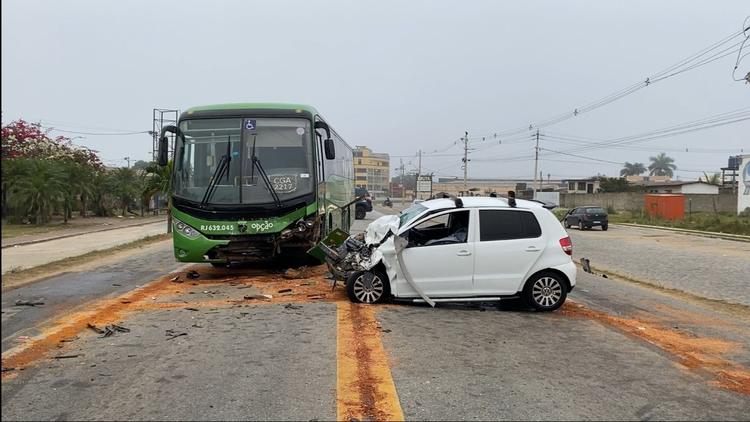 Mulher morre em grave acidente envolvendo ônibus e carro em Campos