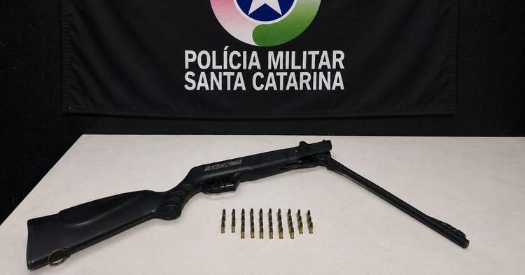 Discussão por divisão de terreno termina em tentativa de homicídio em Itajaí após vítima espantar galinhas