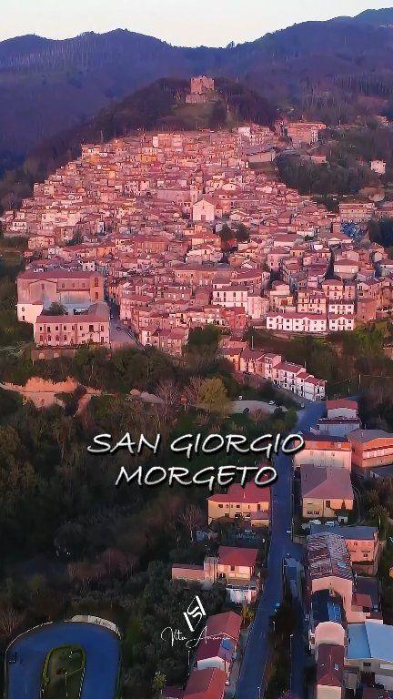 🧡San Giorgio Morgeto è un borgo che unisce storia e leggenda, dominato dal suo antico castello medievale.  La fortezza...