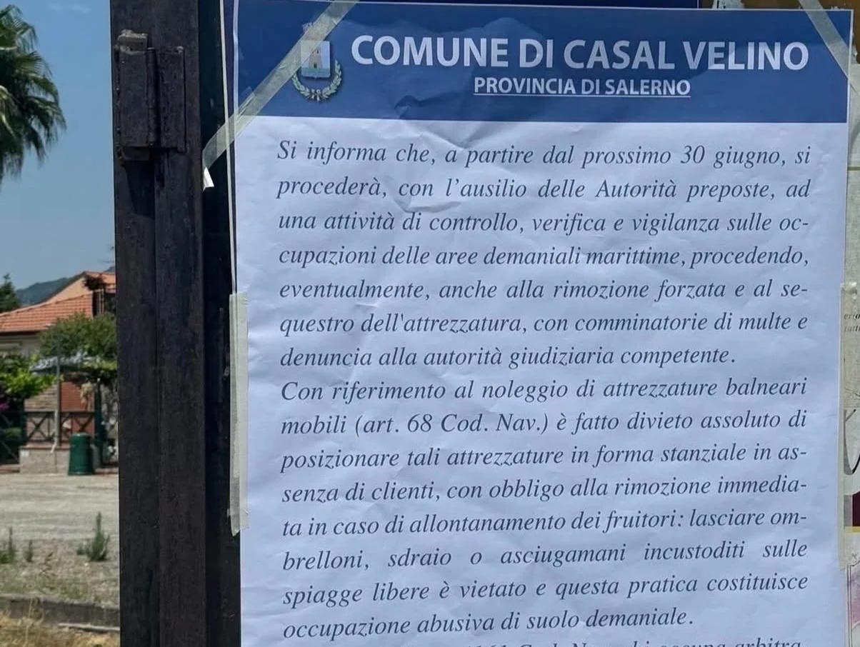 Casal Velino, pugno duro sulle spiagge libere: no all’ombrellone selvaggio