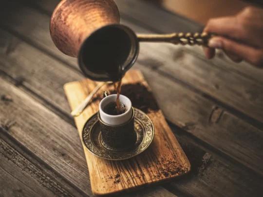 قهوة الصباح قد تُنشط آلية مرتبطة بطول العمر