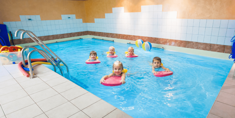  Kinder beim Schwimmkurs im warmen Innenbecken der Schwimmschule Walkmühltal in Wiesbaden.