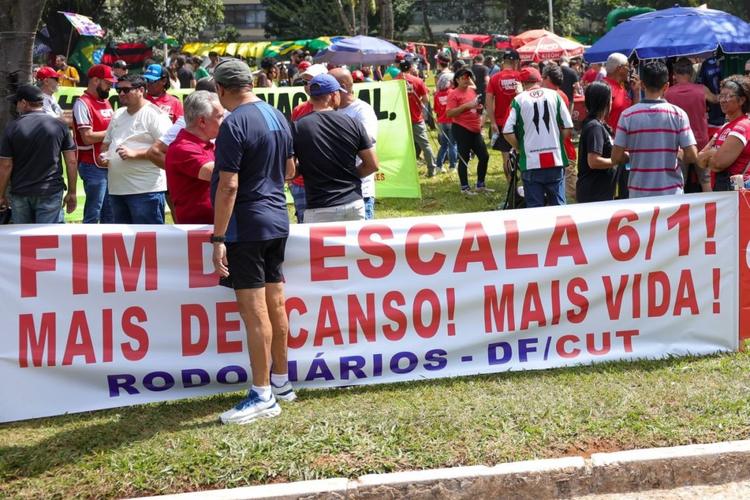 Ato do Dia dos Trabalhadores em Brasília: fim da escala 6x1 foi a principal bandeira levantada&nbsp;pelas&nbsp;manifestações neste 1º de Maio (Foto: Fabio Rodrigues-Pozzebom / Agência Brasil)