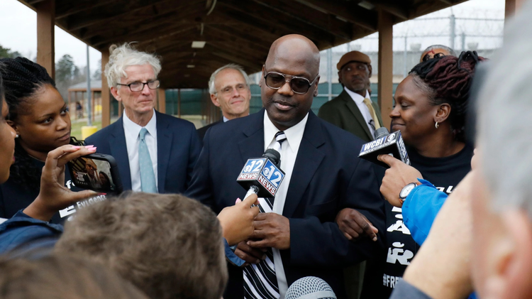 Curtis Flowers, man whose death sentence was tossed by Supreme Court, dies in Mississippi