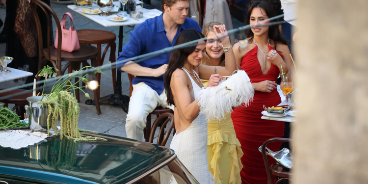 La festa di Dua Lipa e Turner in piazza davanti al palazzo del Gattopardo. A Palermo folla di fan e curiosi per la pop star