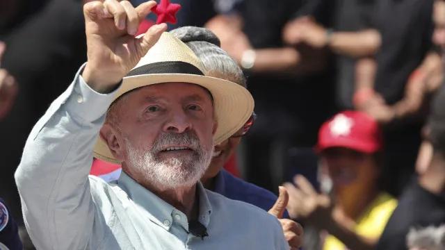 Lula diz que dívida pública preocupa, mas reservas evitam "pânico"