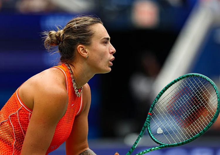 US Open : Sabalenka renverse Noskova au bout du suspense et file en demies