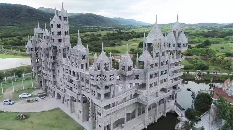 Castelo tem igreja de pedra cercada por lagoa e adega subterrânea no Agreste de PE