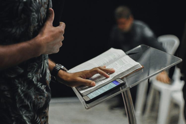94% dos pastores temem que IA interprete a Bíblia de forma errada, diz pesquisa