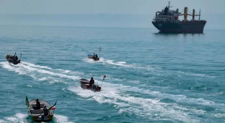 A 'marinha mosquito' do Irã: como 'enxame' de pequenas embarcações desafia os EUA no Estreito de Ormuz