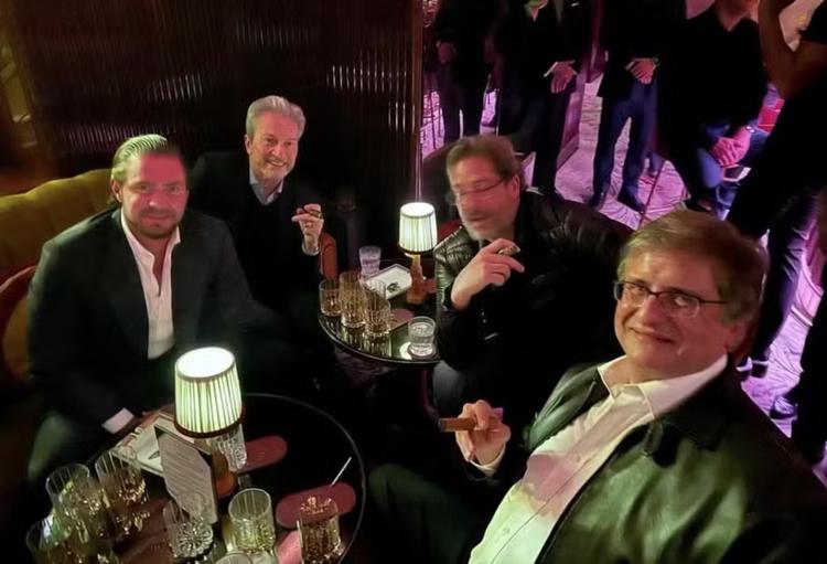 Foto no telefone de Daniel Vorcaro mostra Paulo Gonet fumando charuto com ex-banqueiro em Londres; veja imagem