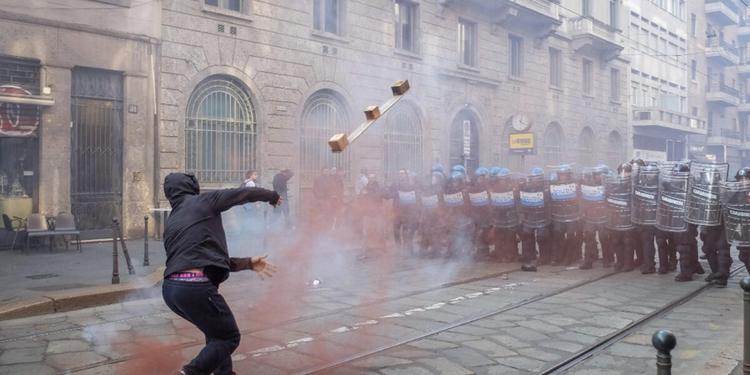 Milano, guerriglia in piazza Duomo: cinque feriti in ospedale. Assaltata e saccheggiata un'auto dei carabinieri, barricate e bombe carta
