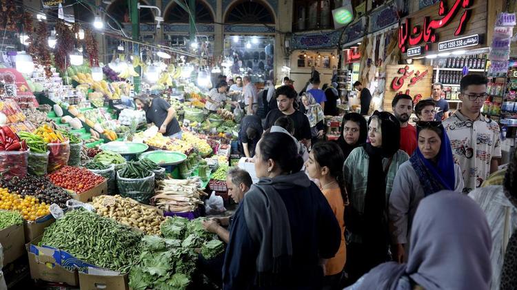 Personas compran en un bazar en Teherán.