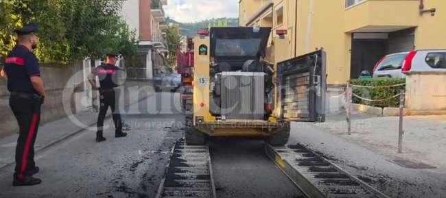 Sapri, incidente sul lavoro: operaio travolto da bitume caldo, trasferito al Cardarelli