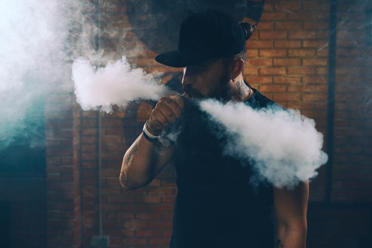 Vapes são tão prejudiciais para prática de exercício físico quanto cigarros convencionais; veja os efeitos na saúde