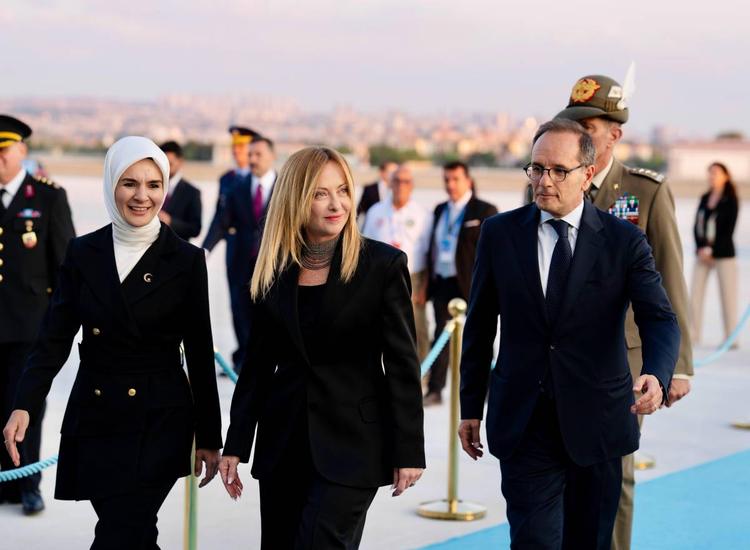 Meloni arriva ad Ankara: "Con Trump rapporti cordiali". E alla cena coi leader Nato siede con Erdogan e il tycoon