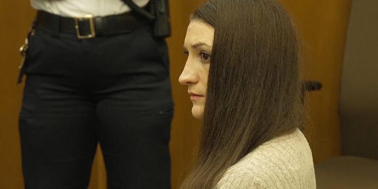 Uccise i tre figli, un giurato su 12 le nega l'assoluzione: processo annullato per Lindsay Clancy