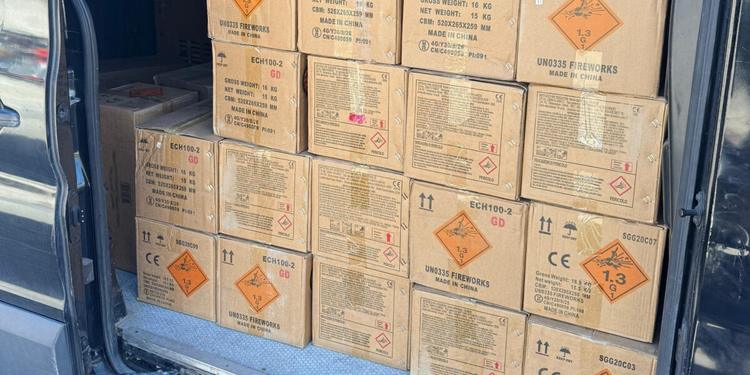 Una tonnellata di botti illegali stipati nel furgone: denunciato un 36enne a Catania