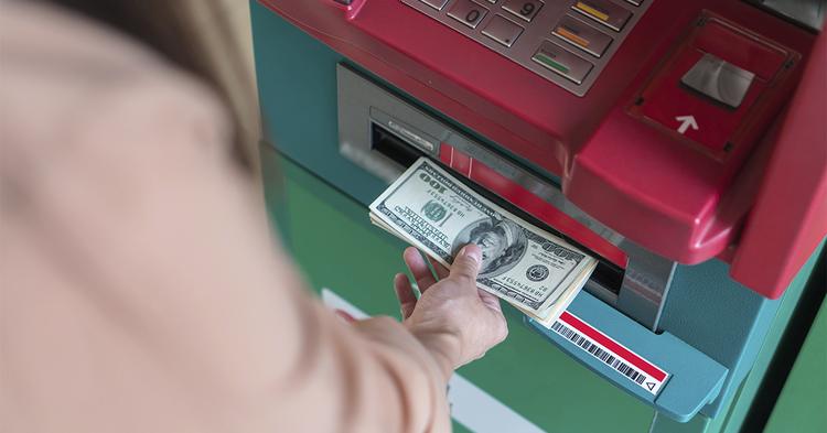 Dólar cai a R$ 4,98 e acumula perda de 4,44% na semana