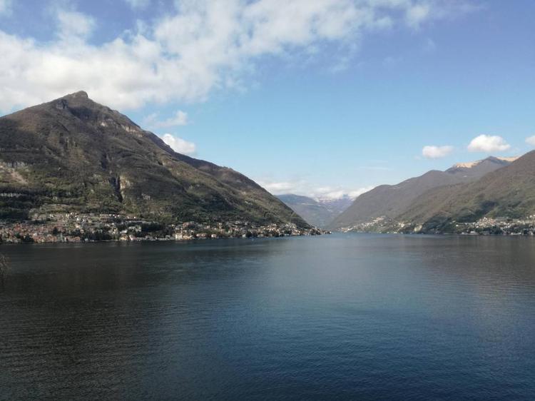 Como, bimba di 9 anni si tuffa nel lago e scompare: ricerche in corso