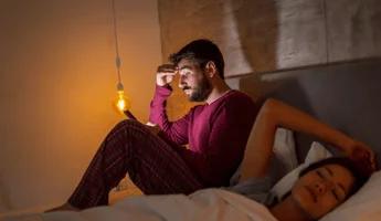 Ora solare: il debito di sonno resta, indagine: "Un italiano su 3 recupera nel weekend"