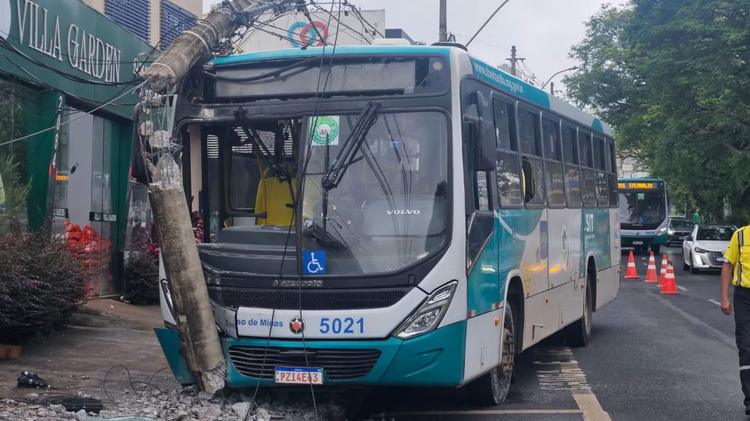 VÍDEO: Ônibus desce avenida desgovernado e bate em poste após motorista estacionar veículo em Uberlândia