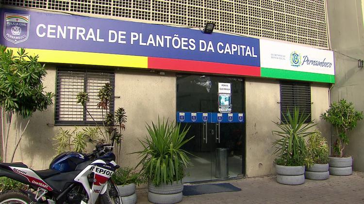 Assaltantes de casa de jogos trocam tiros com policiais em perseguição no Recife; dois homens são presos